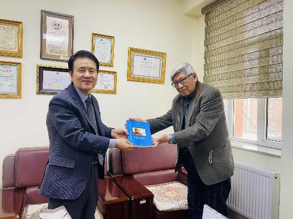 Академич Б.Ринчений мэндэлсний 120 жилийн ойд зориулсан шинэ ном хэвлэгдэн гарлаа